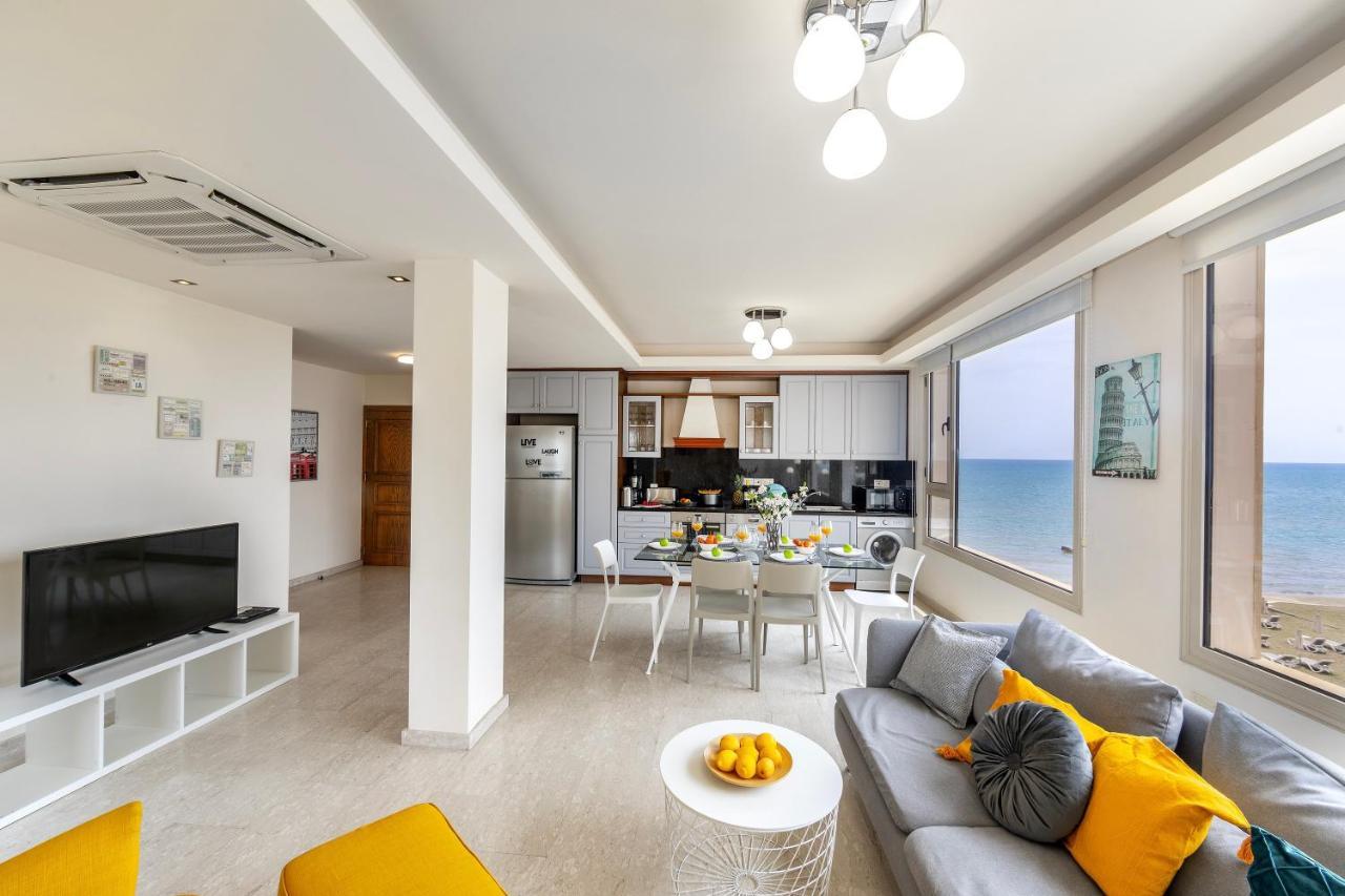 Mackenzie Beachfront Eftyhia Suite لارنكا المظهر الخارجي الصورة