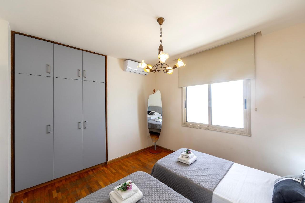 Mackenzie Beachfront Eftyhia Suite لارنكا المظهر الخارجي الصورة