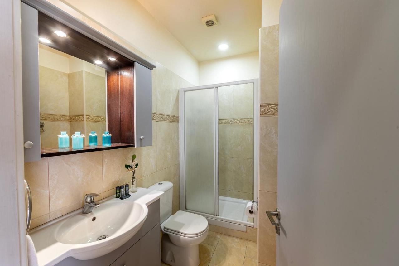 Mackenzie Beachfront Eftyhia Suite لارنكا المظهر الخارجي الصورة