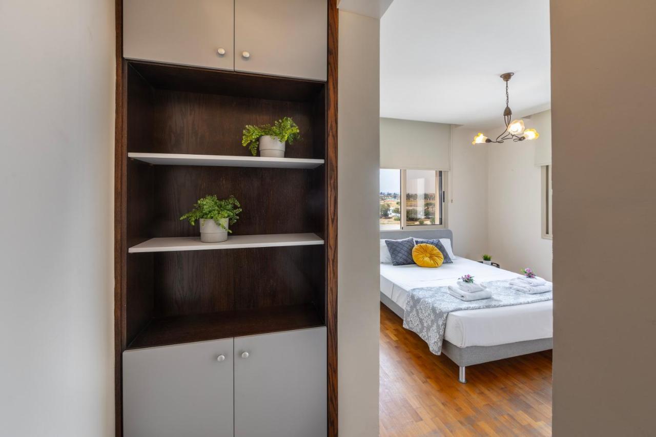 Mackenzie Beachfront Eftyhia Suite لارنكا المظهر الخارجي الصورة