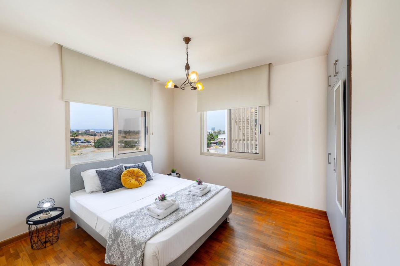 Mackenzie Beachfront Eftyhia Suite لارنكا المظهر الخارجي الصورة
