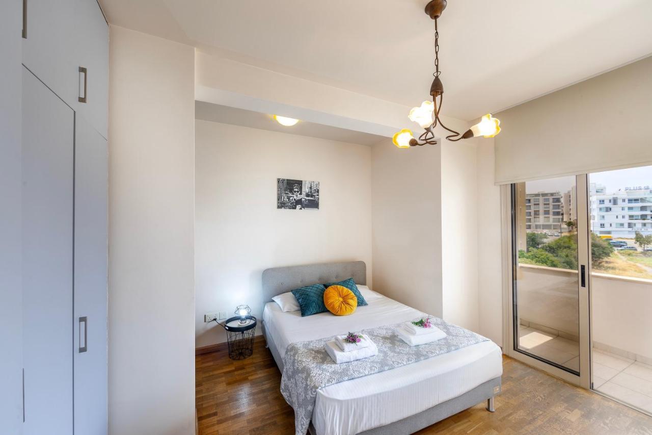 Mackenzie Beachfront Eftyhia Suite لارنكا المظهر الخارجي الصورة
